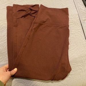 Cropped Leggings with twist design